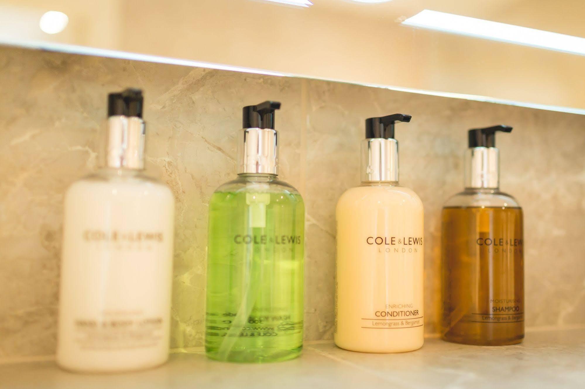The Bower Inn บริดจ์วอเตอร์ ภายนอก รูปภาพ A selection of toiletries