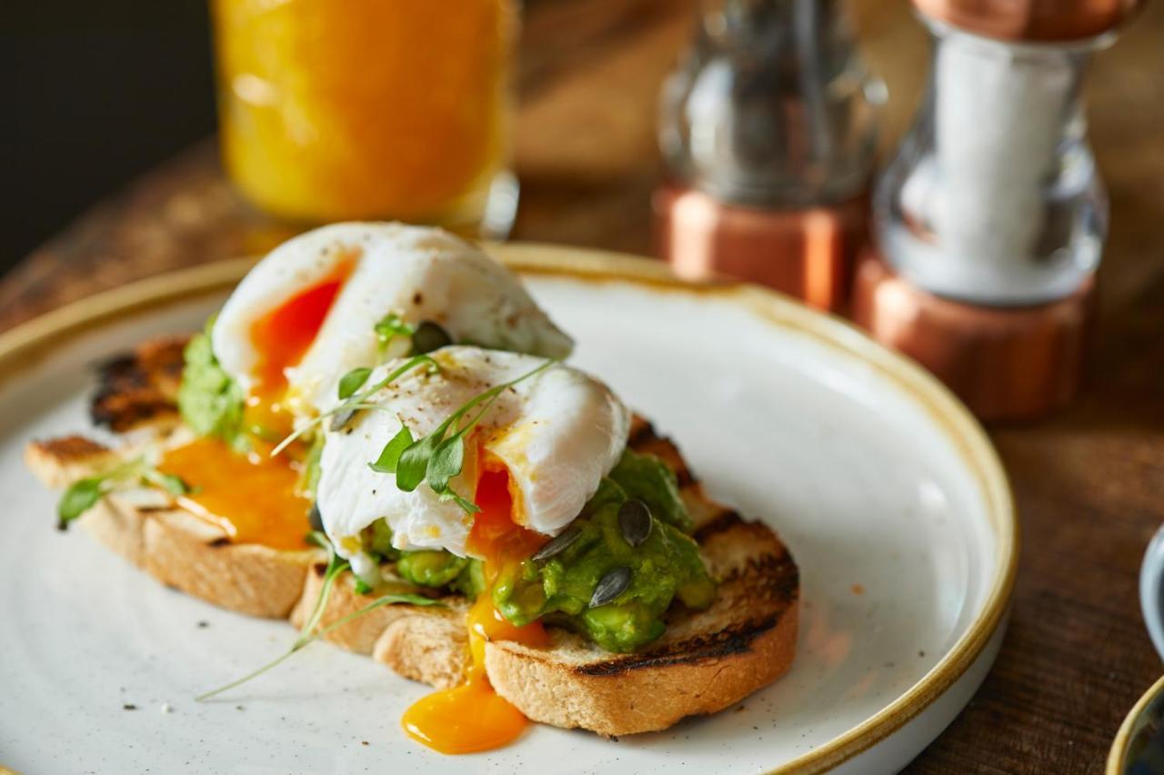The Bower Inn บริดจ์วอเตอร์ ภายนอก รูปภาพ Avocado on toast with a poached egg