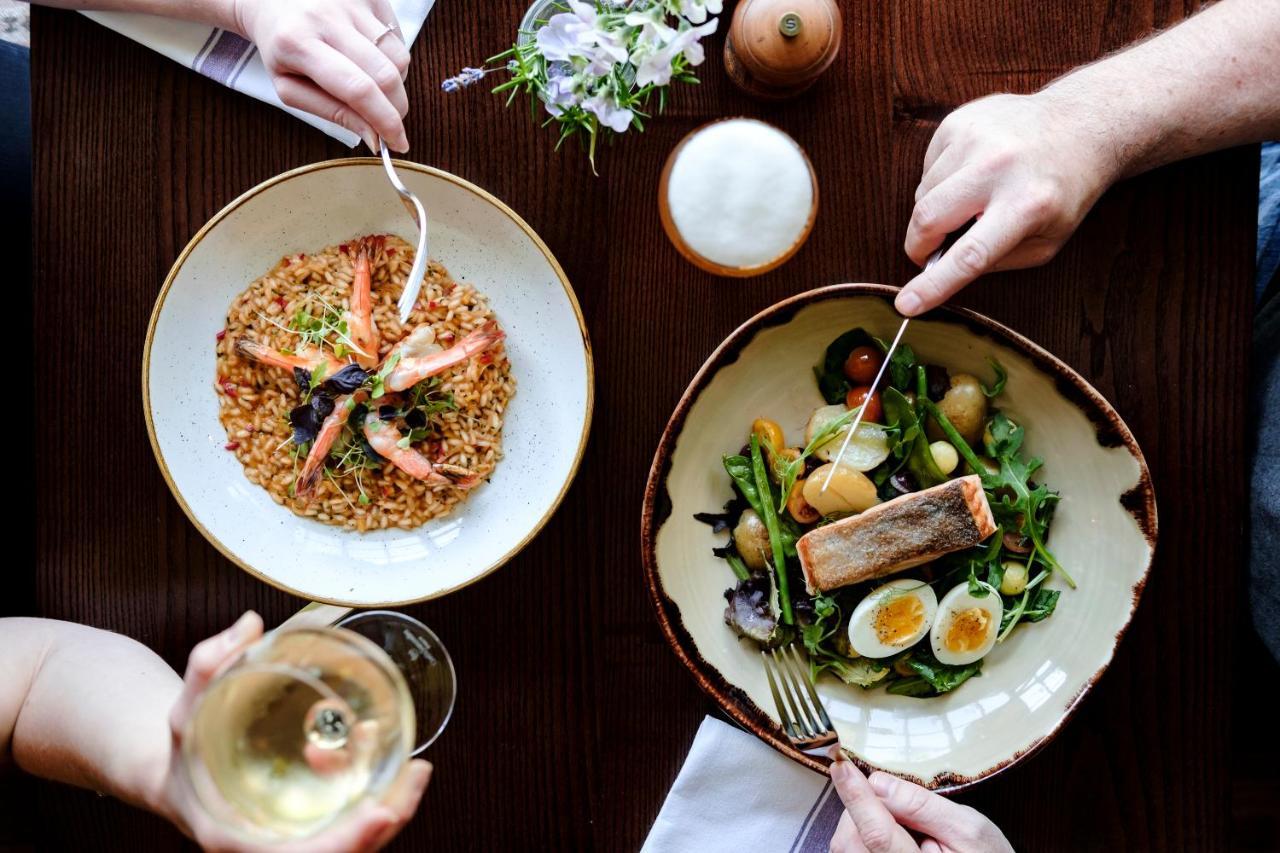 The Bower Inn บริดจ์วอเตอร์ ภายนอก รูปภาพ Dishes at the restaurant