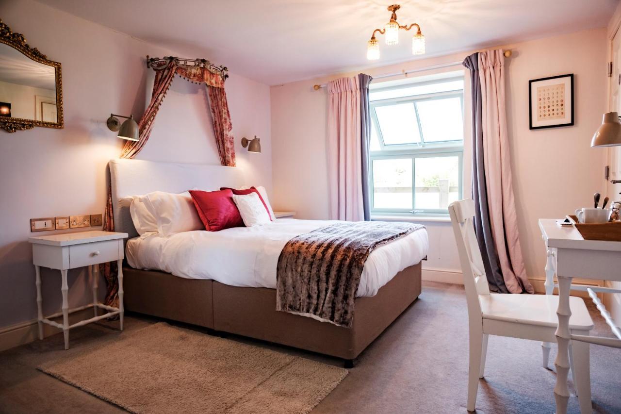 The Bower Inn บริดจ์วอเตอร์ ภายนอก รูปภาพ A bedroom at The Old Vicarage Hotel