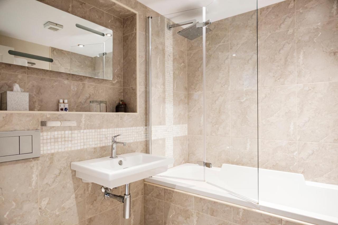 The Bower Inn บริดจ์วอเตอร์ ภายนอก รูปภาพ Bathroom with shower screen