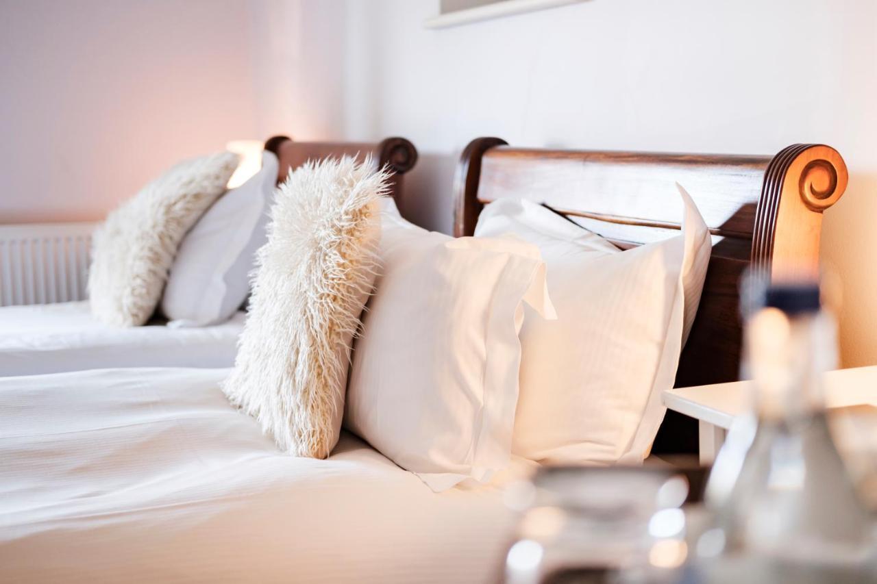 The Bower Inn บริดจ์วอเตอร์ ภายนอก รูปภาพ A bed with pillows