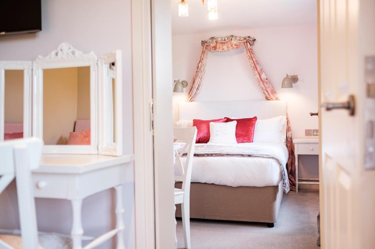 The Bower Inn บริดจ์วอเตอร์ ภายนอก รูปภาพ A bedroom at The Swan Hotel