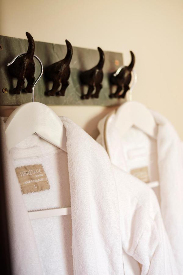 The Bower Inn บริดจ์วอเตอร์ ภายนอก รูปภาพ A white coat