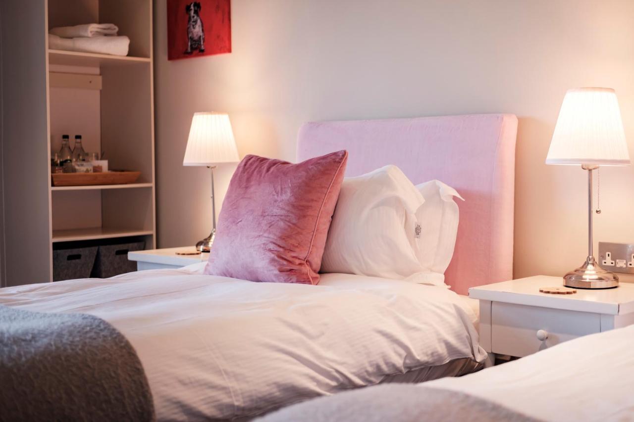 The Bower Inn บริดจ์วอเตอร์ ภายนอก รูปภาพ A bed with a headboard