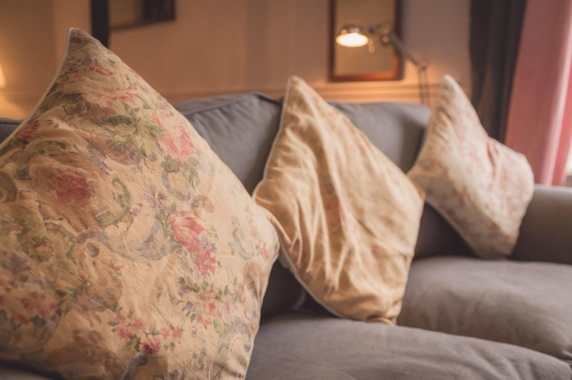 The Bower Inn บริดจ์วอเตอร์ ภายนอก รูปภาพ Cushions on a sofa