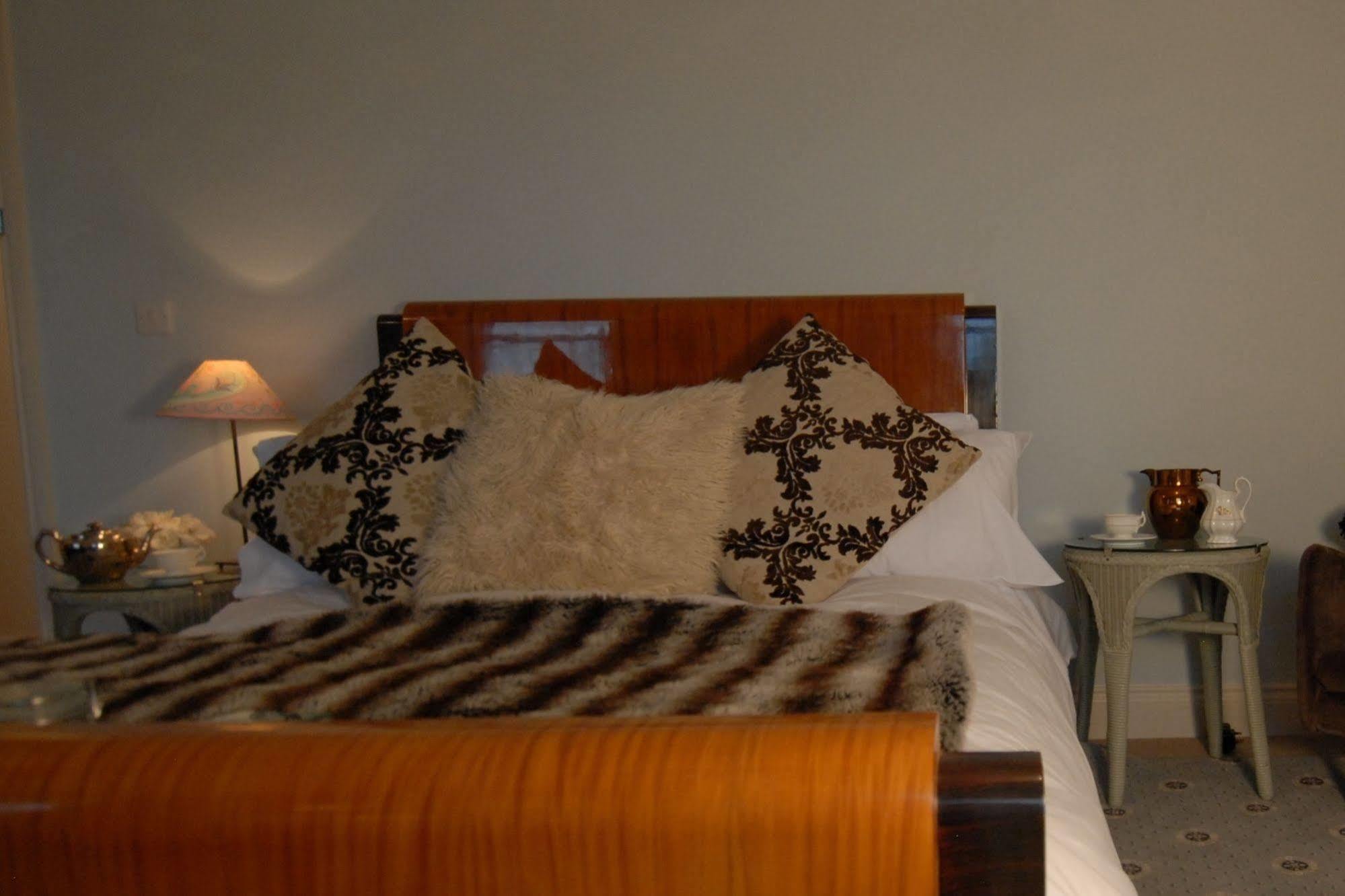 The Bower Inn บริดจ์วอเตอร์ ภายนอก รูปภาพ A bed with a mink throw